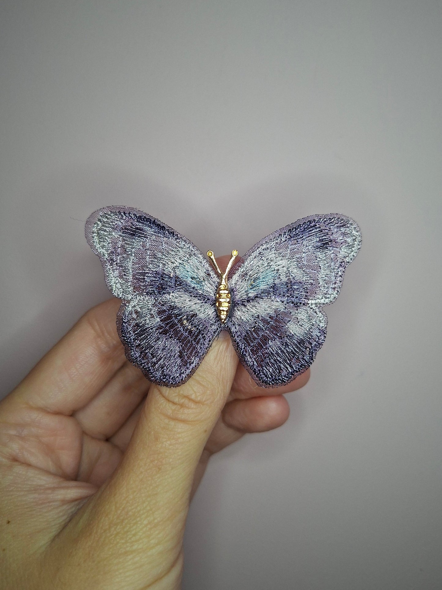 Broche S Vlinder stof grijs