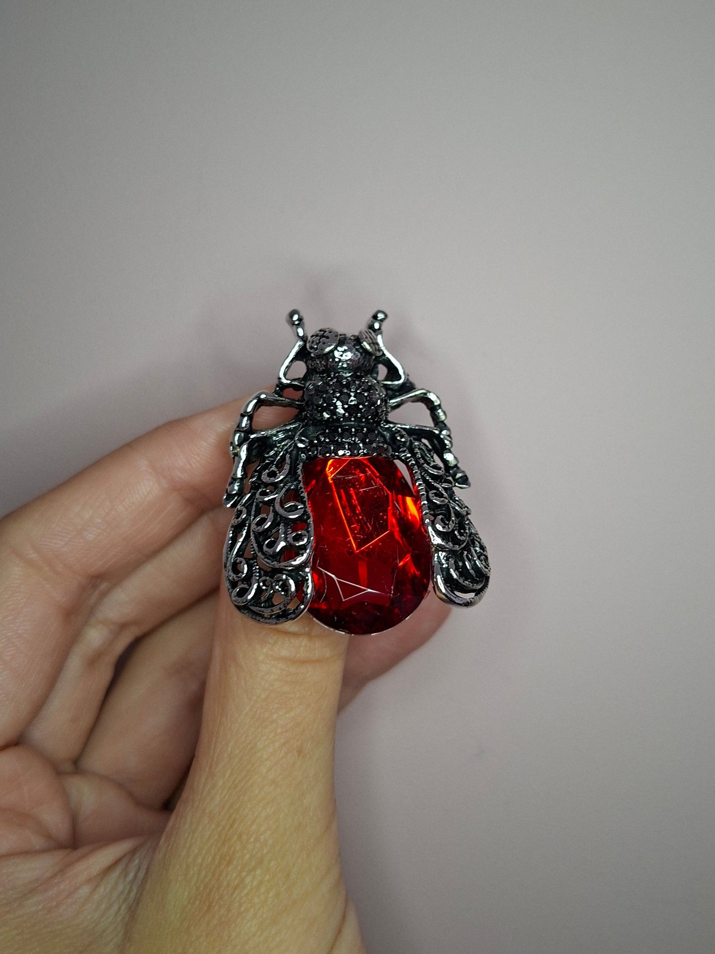 Broche M Kever rood