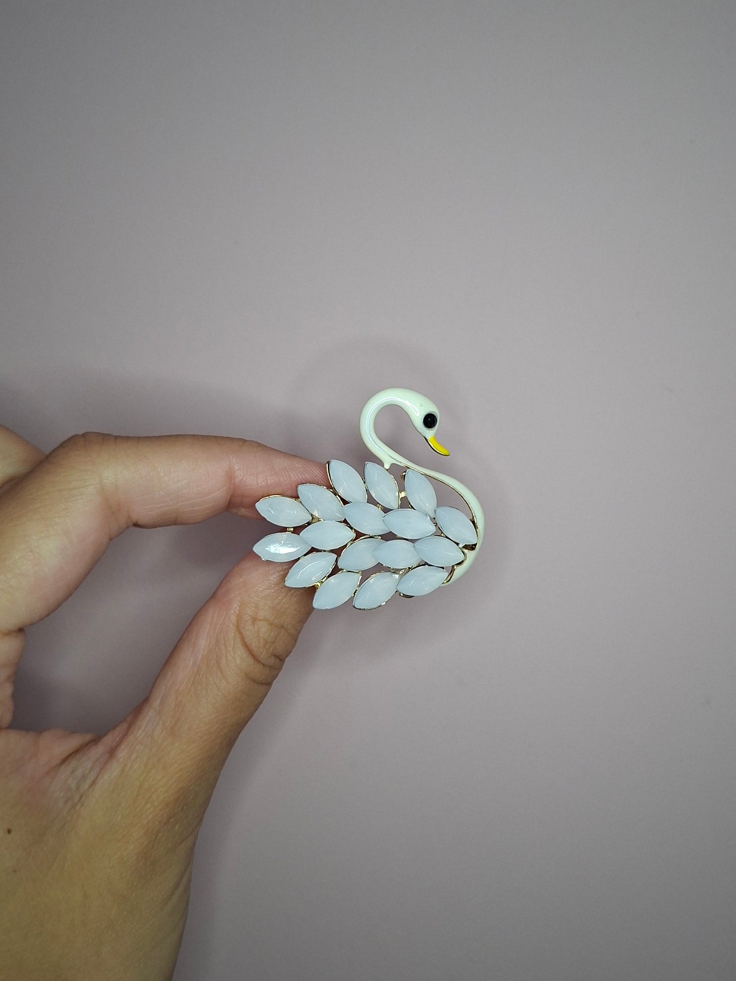 Broche M Steen Zwaan Wit