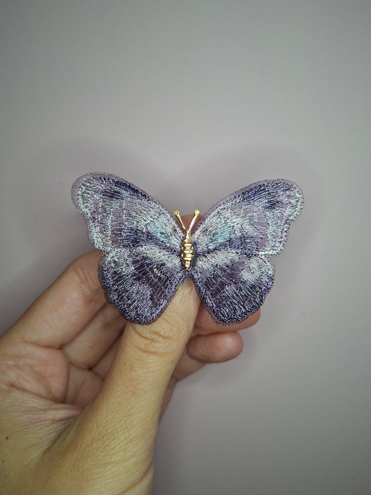 Broche S Vlinder stof grijs