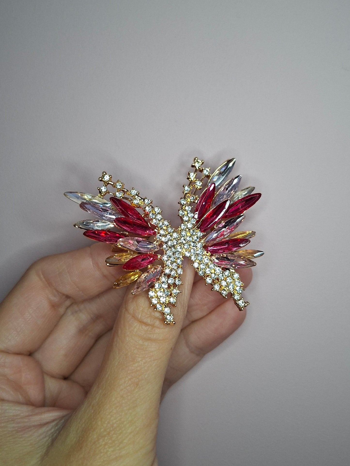 Broche M Vlinder steen rood
