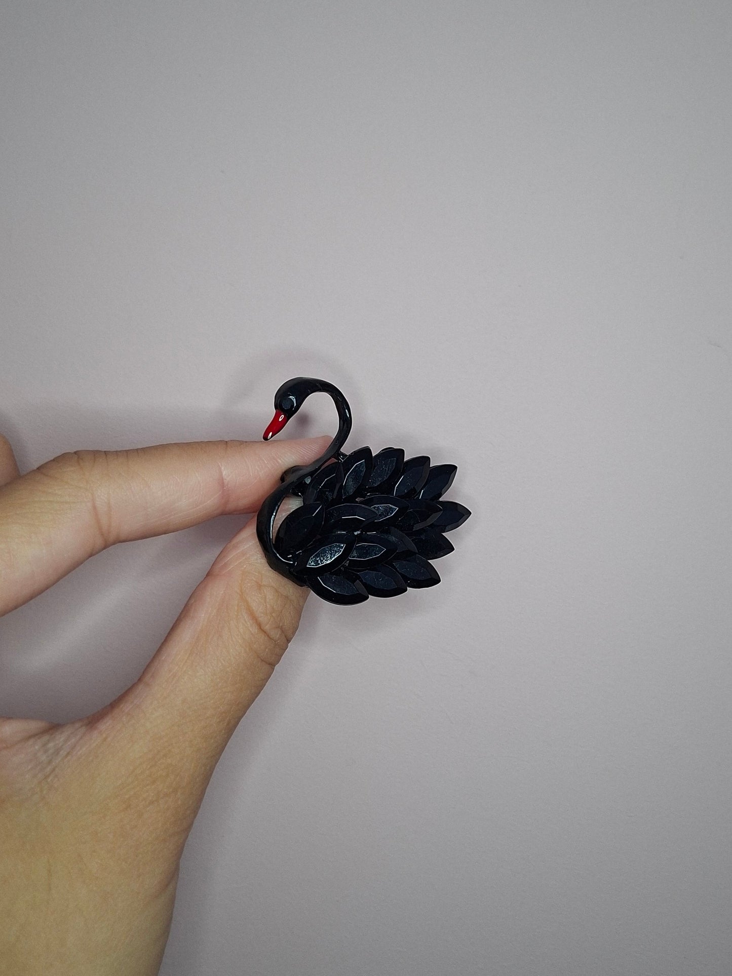 Broche M Steen Zwaan Zwart
